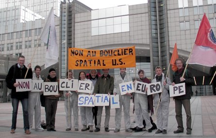 Rassemblement pacifiste devant le Parlement Européen à Bruxelles, contre le projet de bouclier spatial (2009)
