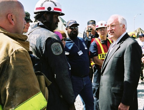Le vice-président Dick Cheney félicite les secouristes du Pentagone après les attentats du 11 septembre 2001