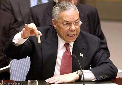 Colin Powell brandit à l'ONU la fiole d'anthrax prouvant l'existence d'armes de destruction massive en Irak