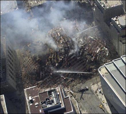 Décombres de la tour 7 du World Trade Center vues depuis un hélico