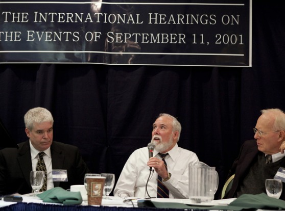 Kevin Ryan, inconnu et David Ray Griffin aux Toronto Hearings en septembre 2011