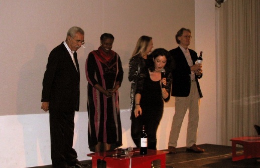 Giulietto Chiesa, Cynthia Mc Kinney, Annie Machon et Niels Harrit à la Bellevilloise lors de Vers la Vérité (Paris, octobre 2009)