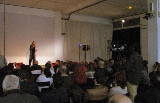Annie Machon au micro à la Bellevilloise lors de Vers la Vérité, à Paris en octobre 2009