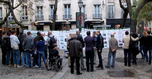 Exposition mobile de l'association ReOpen911 à Paris en octobre 2012