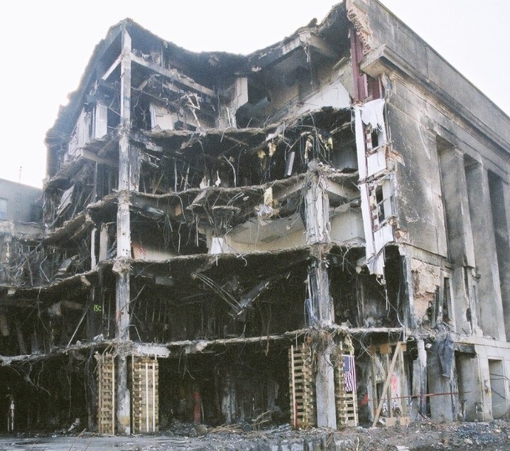 Détail du coin sud de la façade du Pentagone après son effondrement, après l'attaque