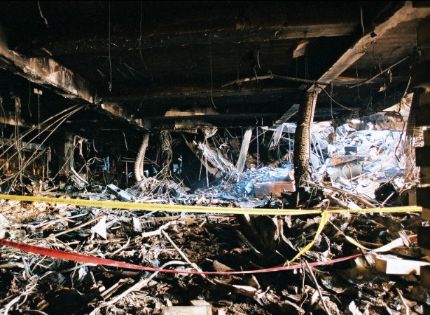 Dommages à l'intérieur du Pentagone après l'attaque, montrant des colonnes courbées