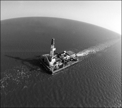 Une plate-forme pétrolière en mer6