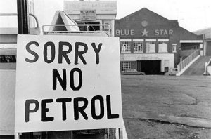 Affiche 'Sorry no petrol' pendant le choc pétrolier de 1973 aux États-Unis