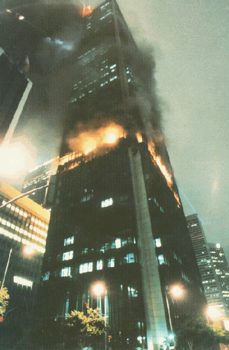 Incendie dans la tour First Interstate Bank à Los Angeles