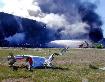 Un débris devant le Pentagone en feu