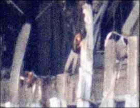 Une femme debout au bord du trou dans l'une des Tours Jumelles (détail)