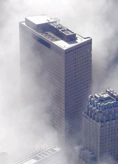 Dommages de la tour 7 du World Trade Center après l'effondrement des Tours Jumelles