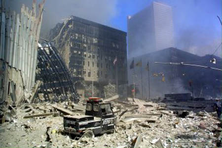 Tour 7 du World Trade Center encore debout en milieu de journée