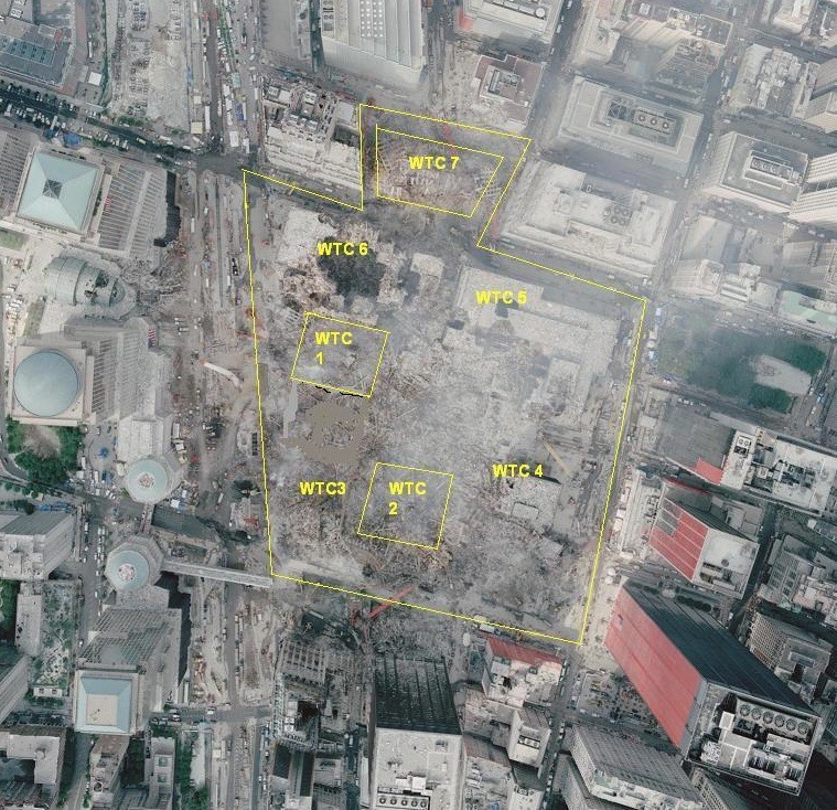Vue aérienne des décombres du World Trade Center, avec la tour 7