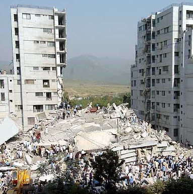 Immeuble détruit après un tremblement de terre à Islamabad, Pakistan