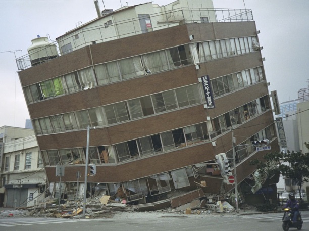 Immeuble détruit par un tremblement de terre au Japon