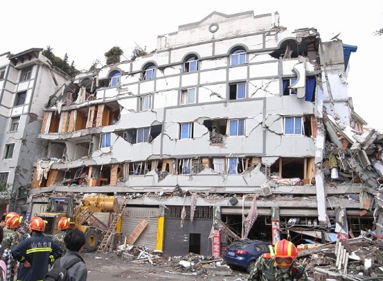 Immeuble endommagé lors du tremblement de terre du Sichuan en Chine en 2008