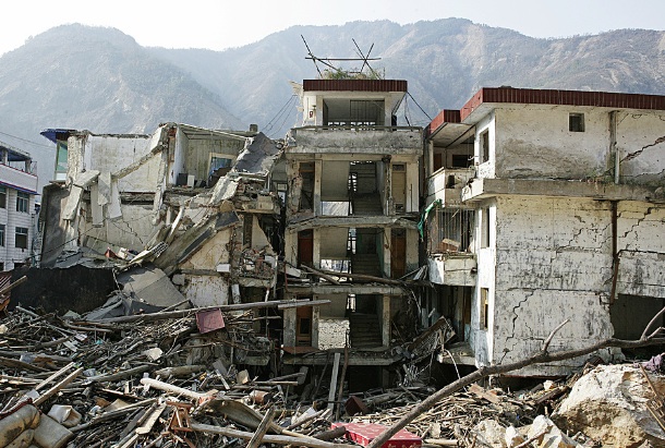 Immeuble endommagé lors du tremblement de terre du Sichuan en Chine en 2008