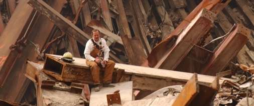 Ouvrier assis une colonne dans les décombres du World Trade Center