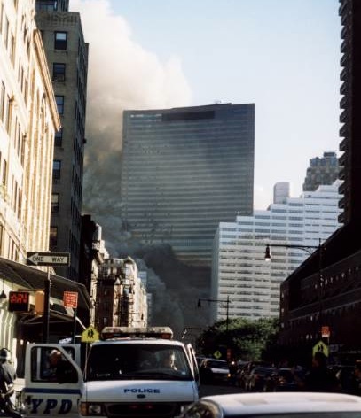Face nord de la tour 7 du World Trade Center au début de l'effondrement