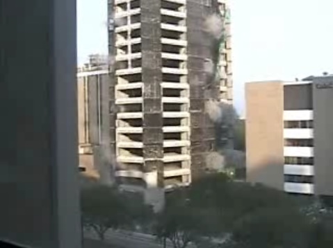 Panaches lors d'une démolition contrôlée (Diagnostic Clinic building à Houston)