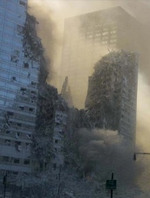 Bâtiment 3 du World Trade Center endommagé après l'effondrement de la Tour Nord