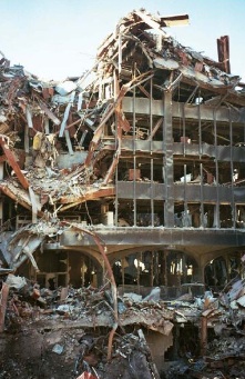 Bâtiment 6 du World Trade Center endommagé après les attentats de New York