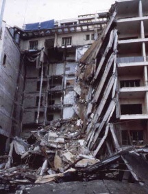 Immeuble de l'ambassade des États-Unis au Liban endommagé après un attentat