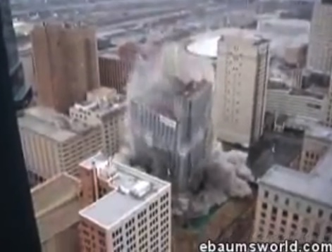 Légère asymétrie lors d'une démolition contrôlée par implosion (tour Landmark)