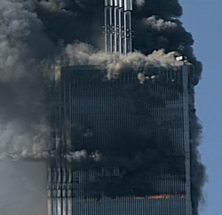 Descente de l'antenne de la Tour Nord du World Trade Center quelques instants avant l'effondrement, le 11 septembre 2001