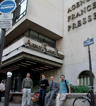 Militants de l'association ReOpen911 devant les bureaux parisiens de l'AFP, en septembre 2011