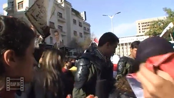 Militaires et civils improvisent une danse à l’issue d’une manifestation de soutien au gouvernement (Syrie